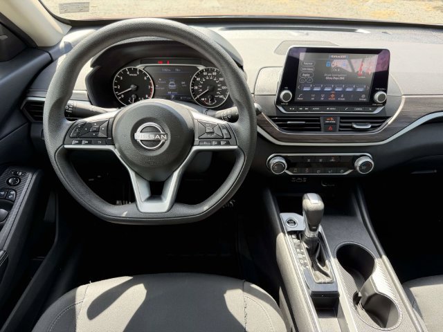 Used 2025 Nissan Altima 2.5 SV FWD image 3