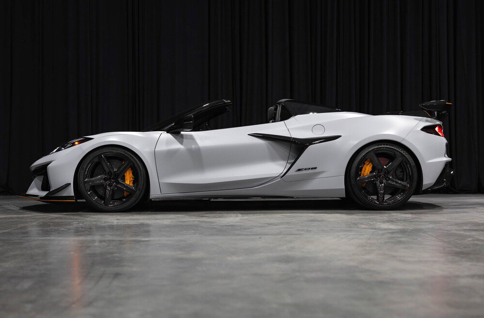 Used 2024 Chevrolet Corvette Z06 w/ Z07 Performance Package RWD image 3