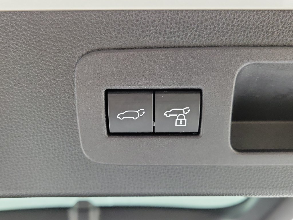 Used 2025 Lexus LX 600 4WD w/ Accessory Package (Z1) image 6