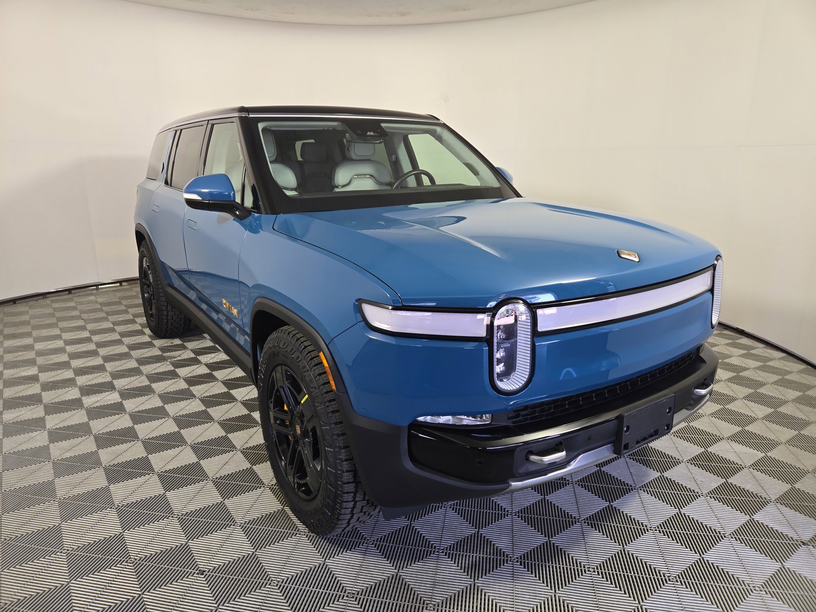 Used 2023 Rivian R1S Adventure AWD/4WD image 7