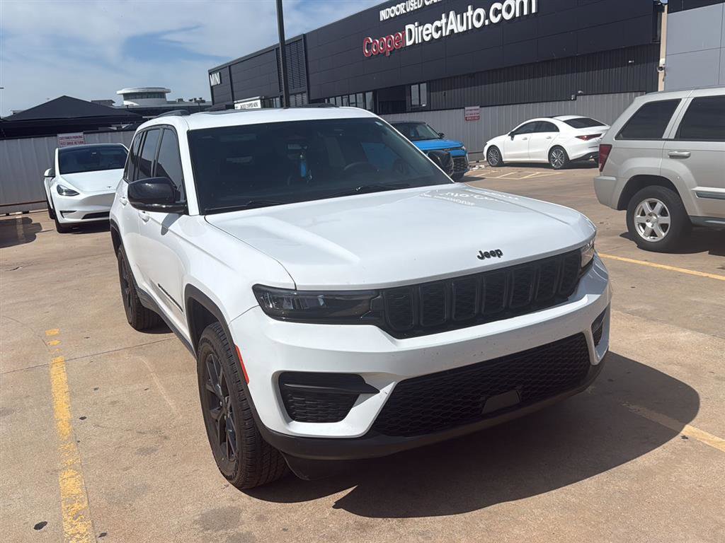 Used 2024 Jeep Grand Cherokee Altitude AWD/4WD image 1