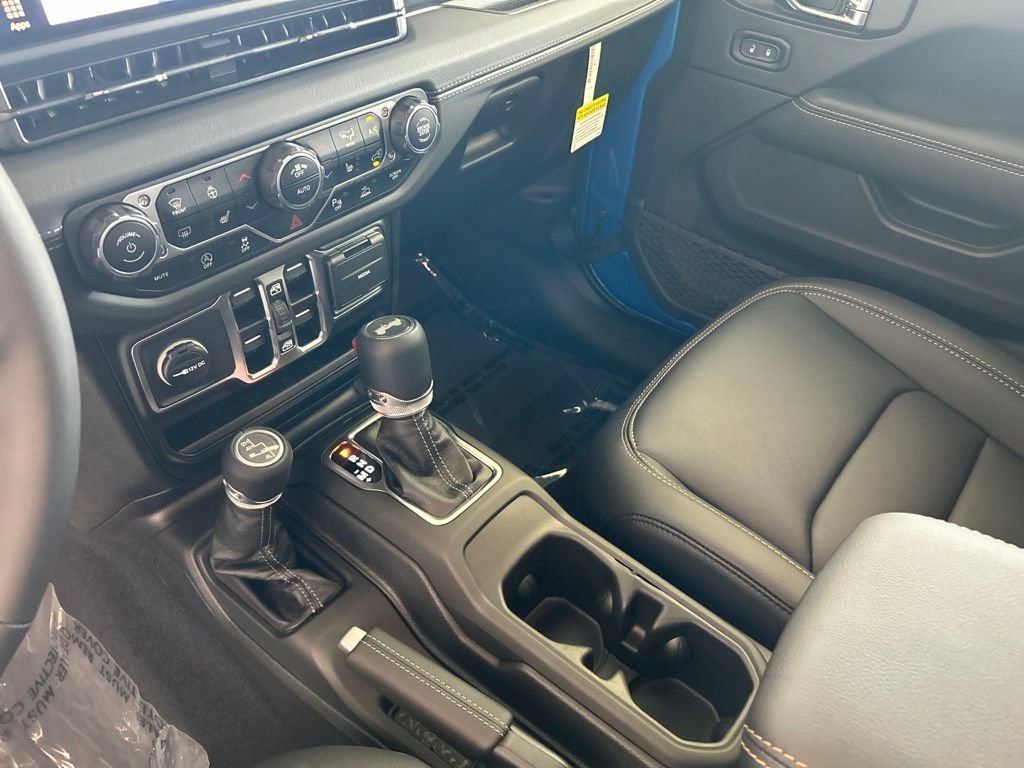 Used 2025 Jeep Wrangler Unlimited Sahara AWD/4WD image 53