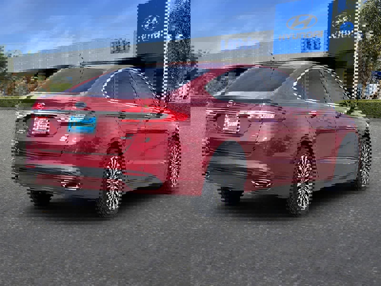 Used 2017 Ford Fusion SE w/ Fusion SE Technology Package FWD image 3