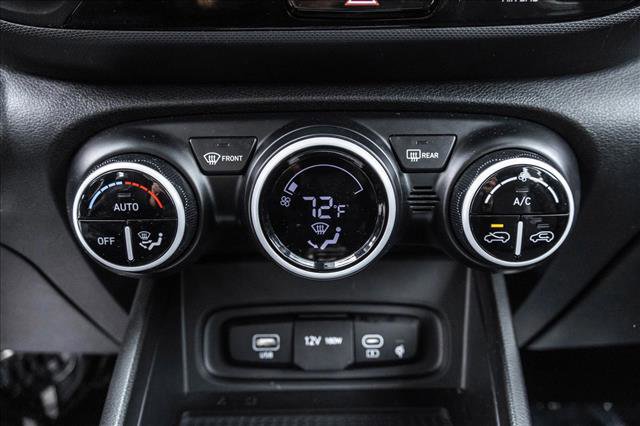 Used 2023 Hyundai Venue Limited image 18