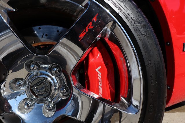 Used 2005 Dodge Viper SRT-10 image 2