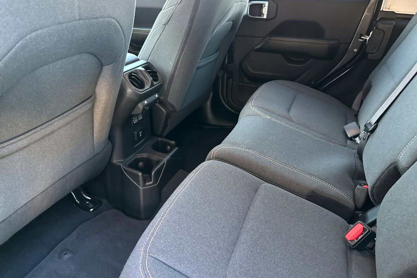 Used 2025 Jeep Wrangler Sahara image 12