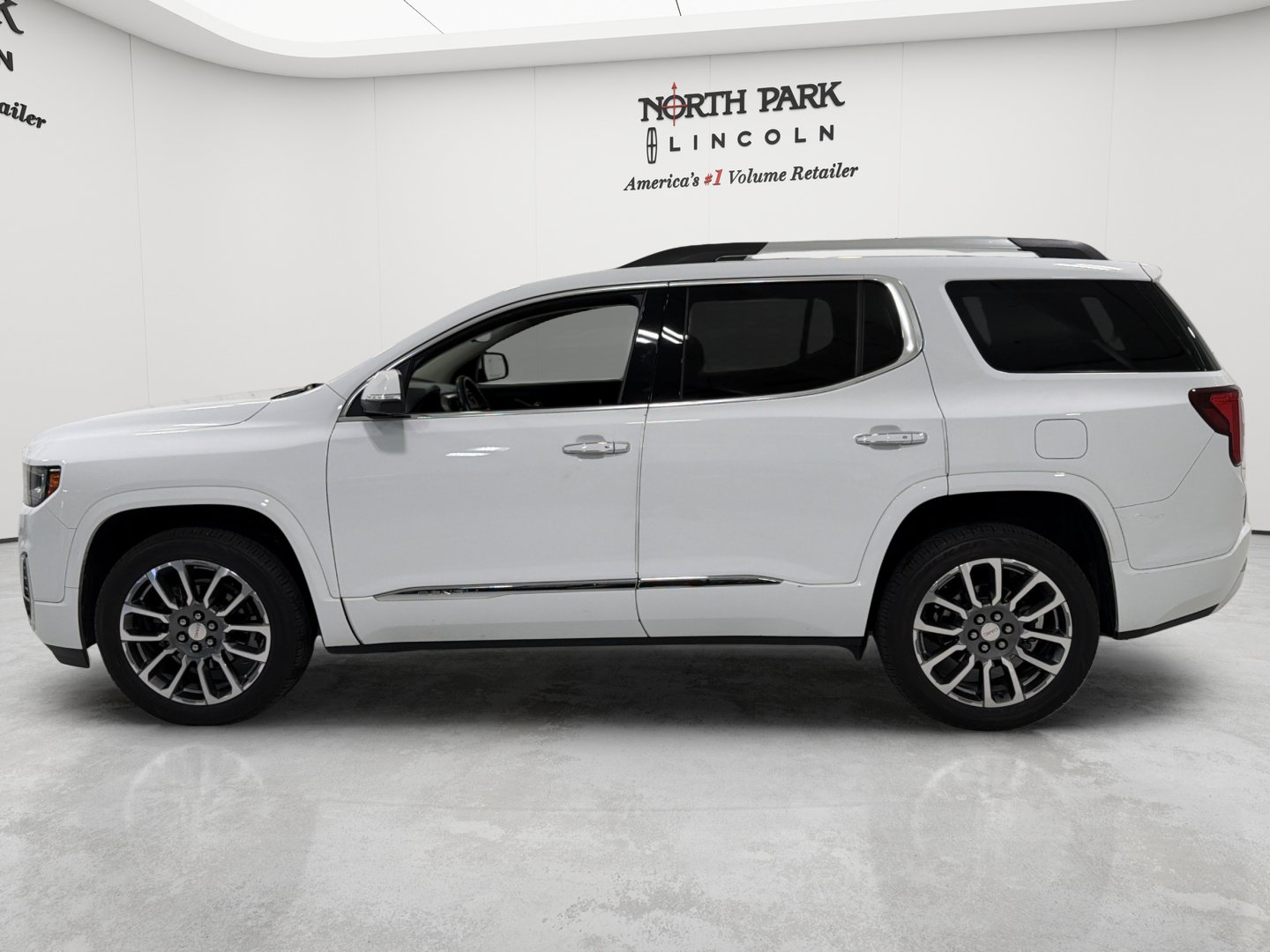 Used 2021 GMC Acadia Denali w/ Denali Technology Package FWD image 2