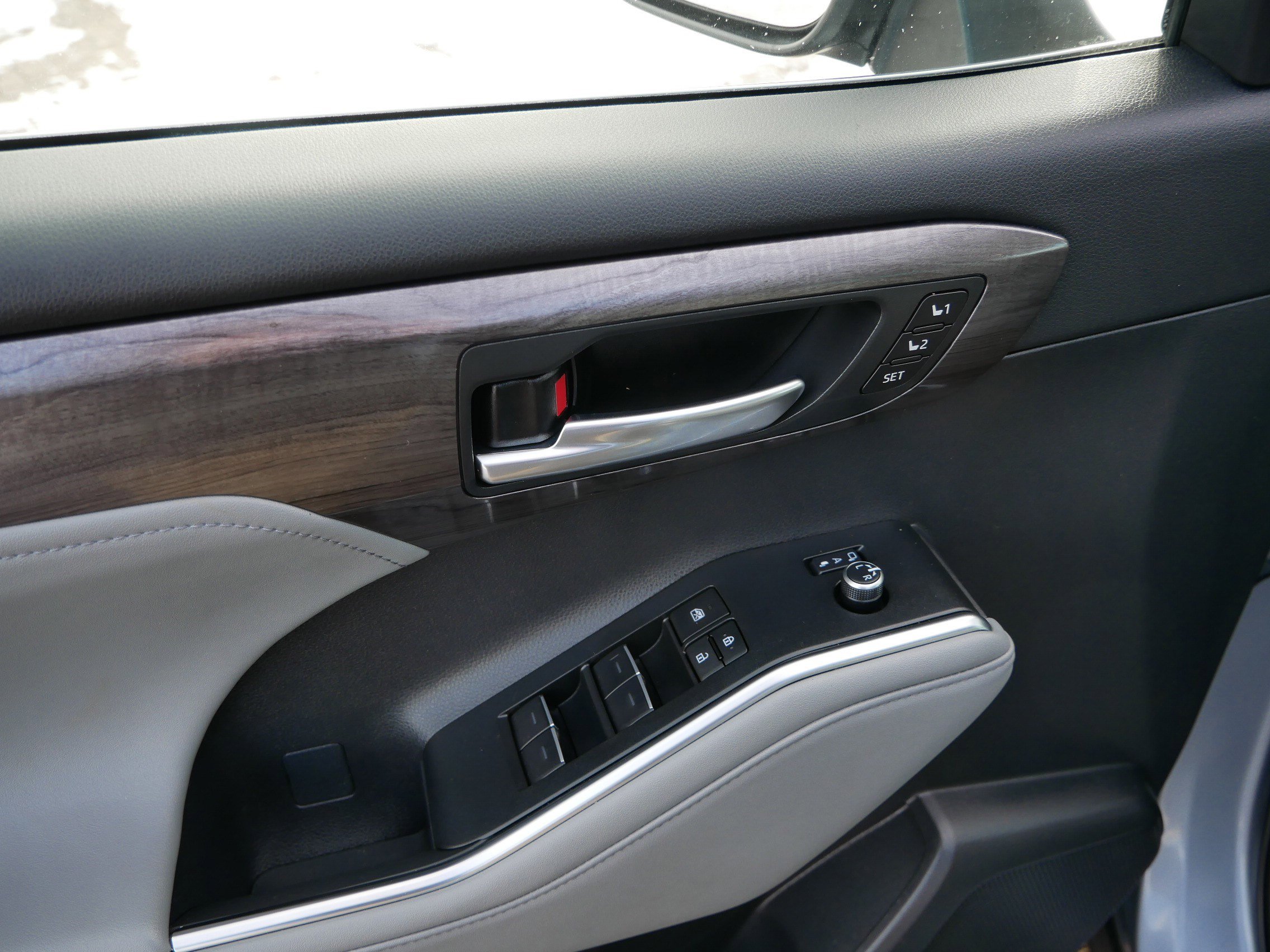 Used 2024 Toyota Highlander Limited image 20