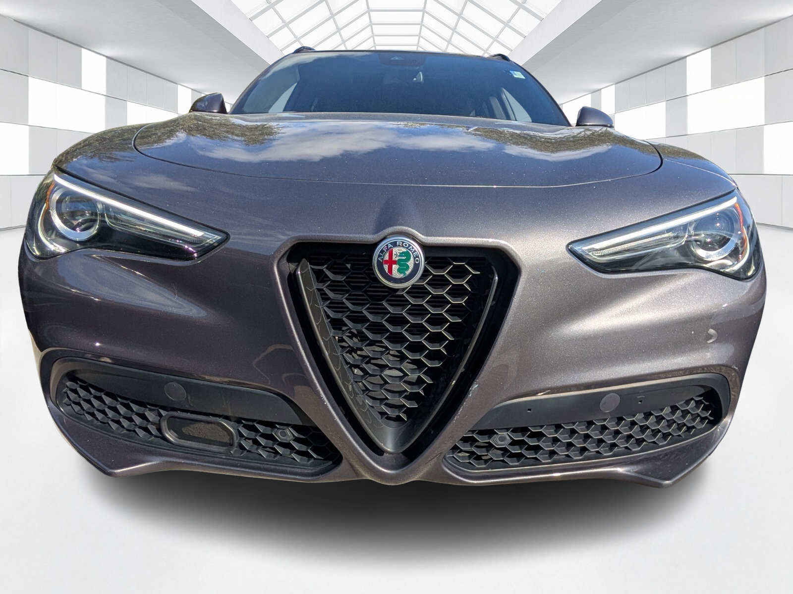 Used 2023 Alfa Romeo Stelvio Sprint image 2