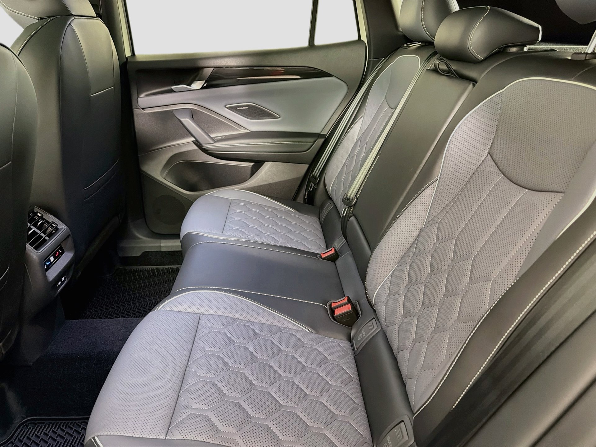 New 2027 Volkswagen Tiguan SEL R-Line AWD/4WD image 23