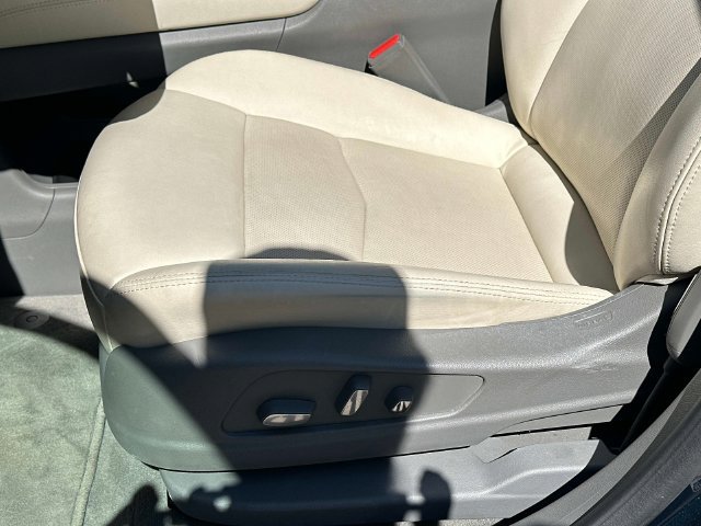 Used 2024 Cadillac XT5 Premium Luxury w/ LPO, Floor Liner Package AWD/4WD image 19