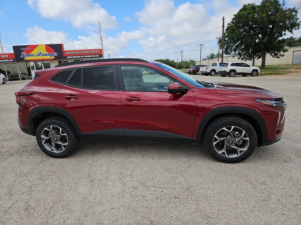 Used 2025 Chevrolet Trax LT FWD image 12