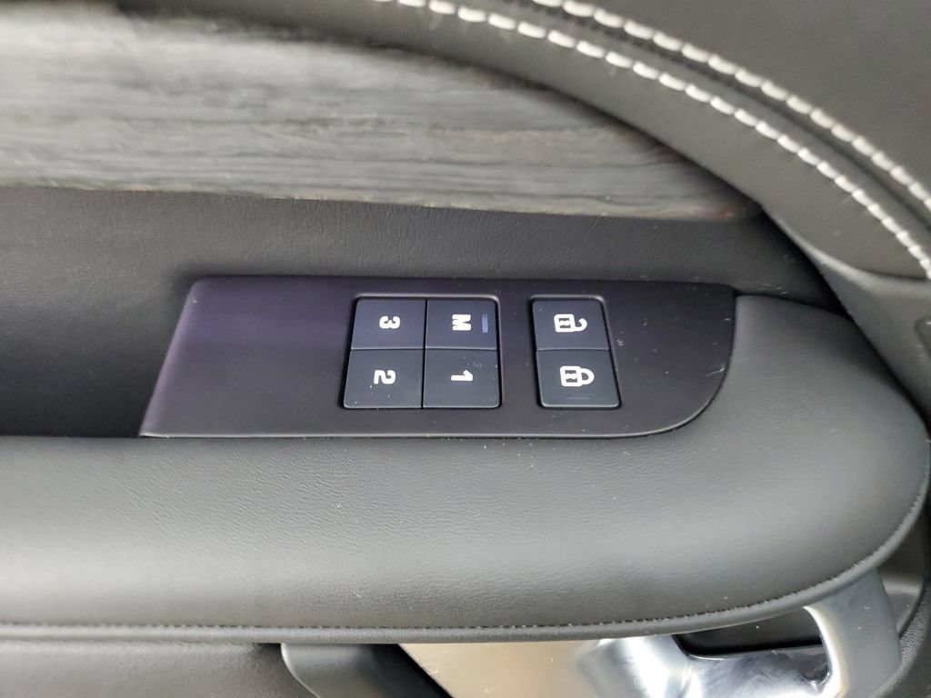 Used 2023 Land Rover Discovery Metropolitan Edition AWD/4WD image 21