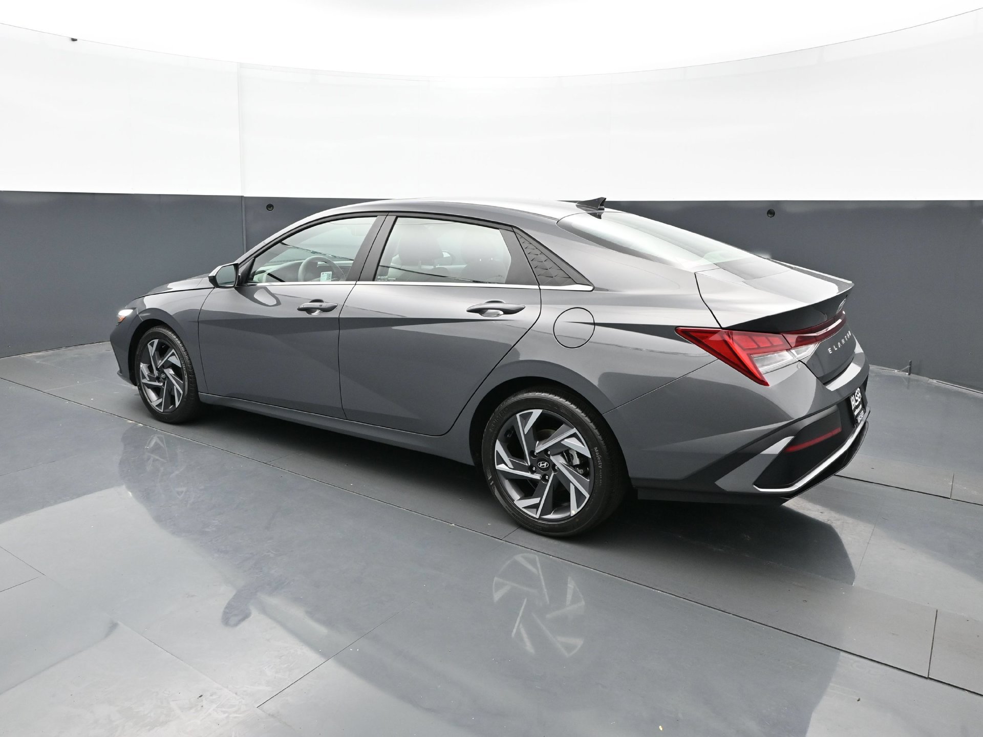 Used 2025 Hyundai Elantra SEL FWD image 4