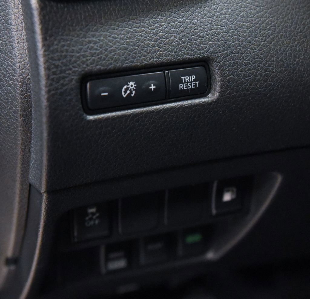 Used 2018 Nissan Rogue S image 16