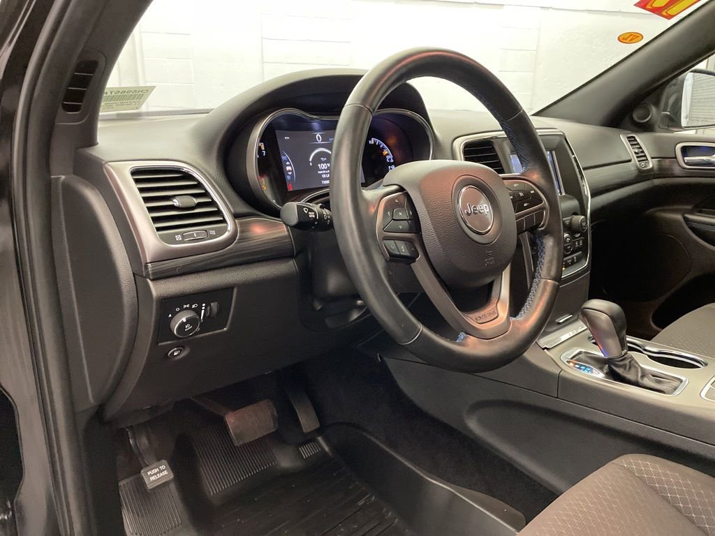 Used 2019 Jeep Grand Cherokee Laredo AWD/4WD image 26