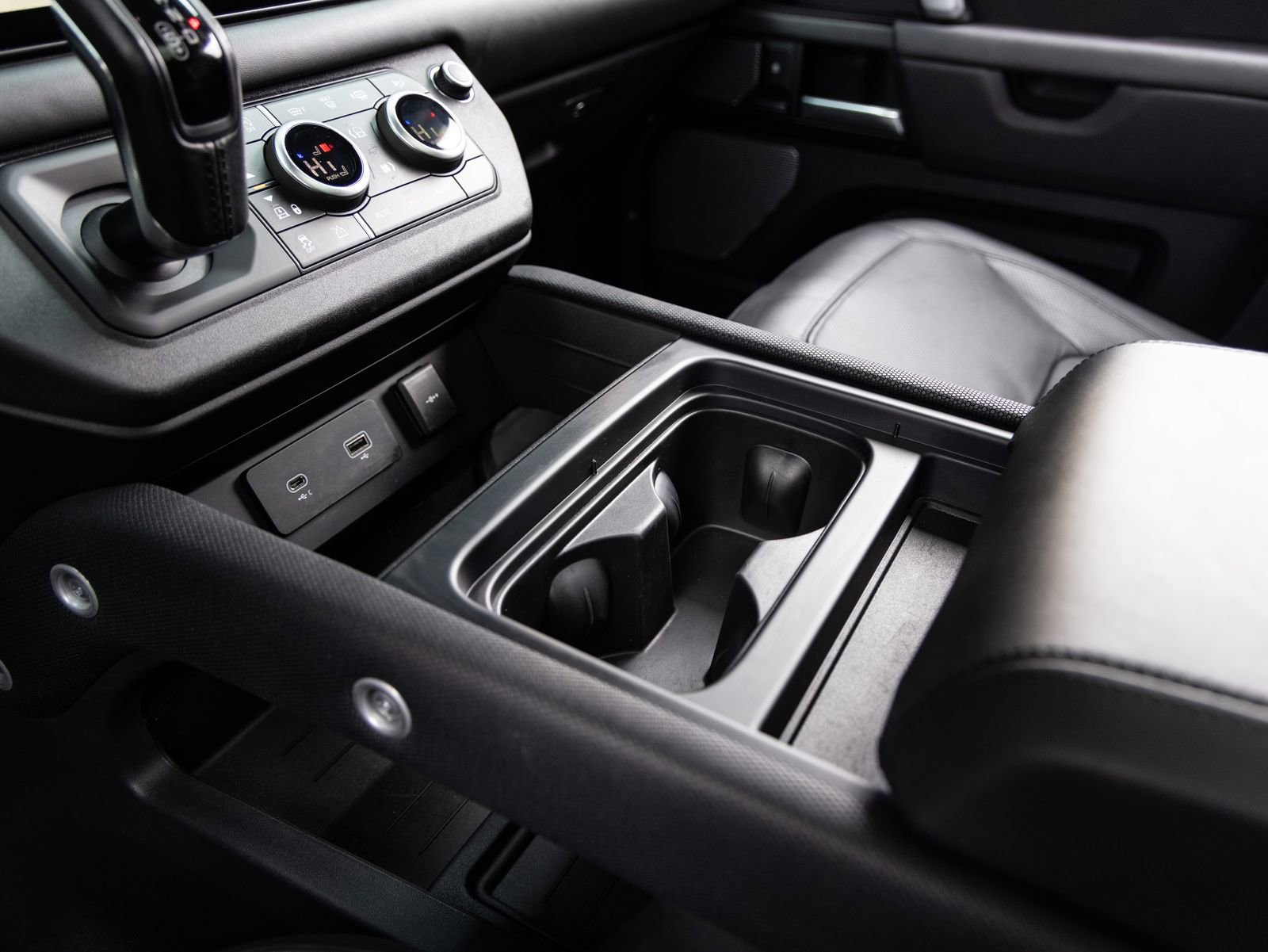 Used 2024 Land Rover Defender 90 Carpathian Edition image 15