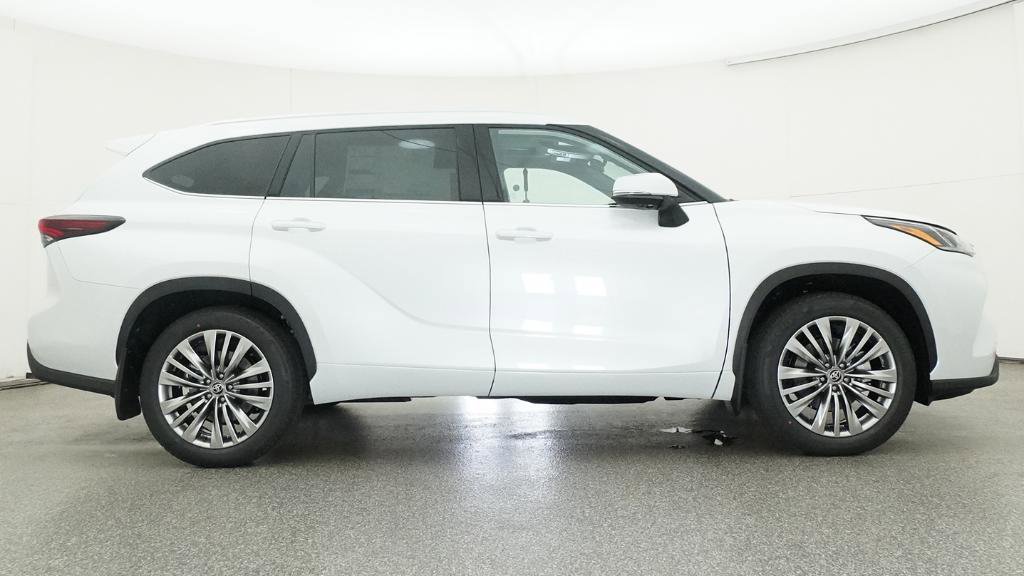 New 2026 Toyota Highlander Platinum AWD/4WD image 2