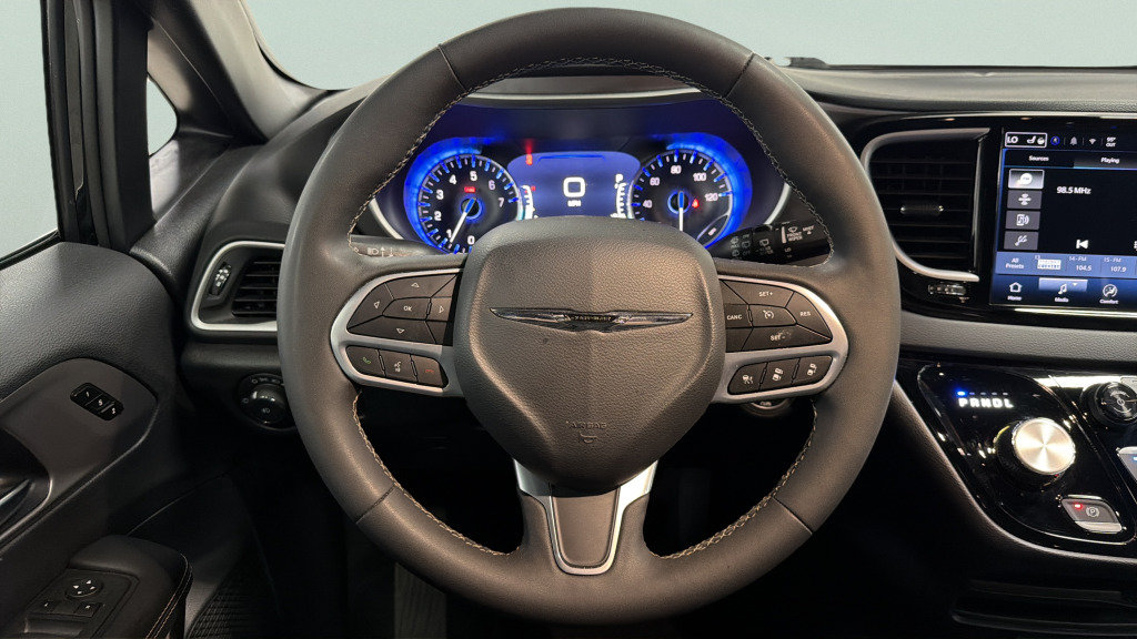 Used 2025 Chrysler Pacifica Select FWD image 38