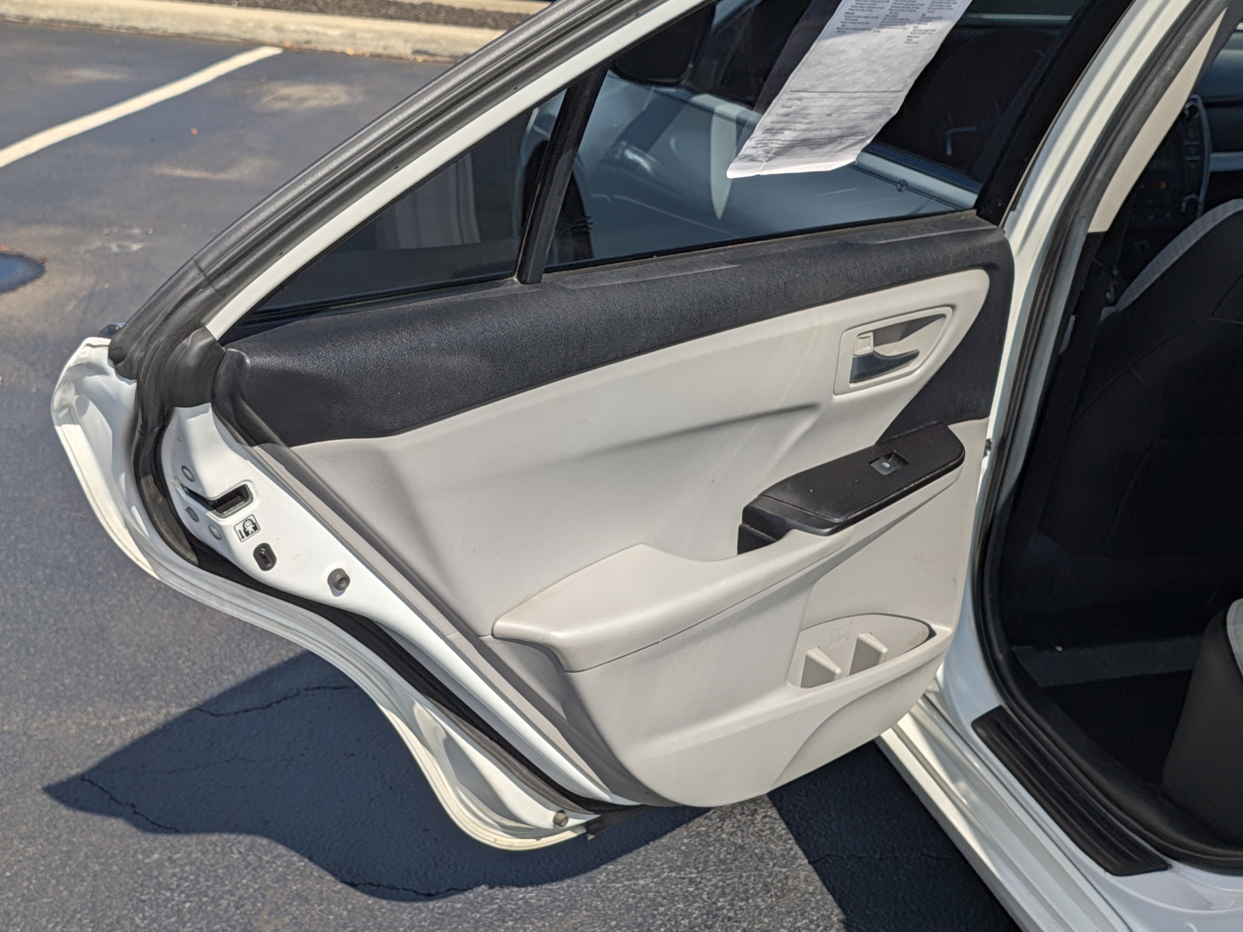 Used 2015 Toyota Camry SE w/ Moonroof Package FWD image 23