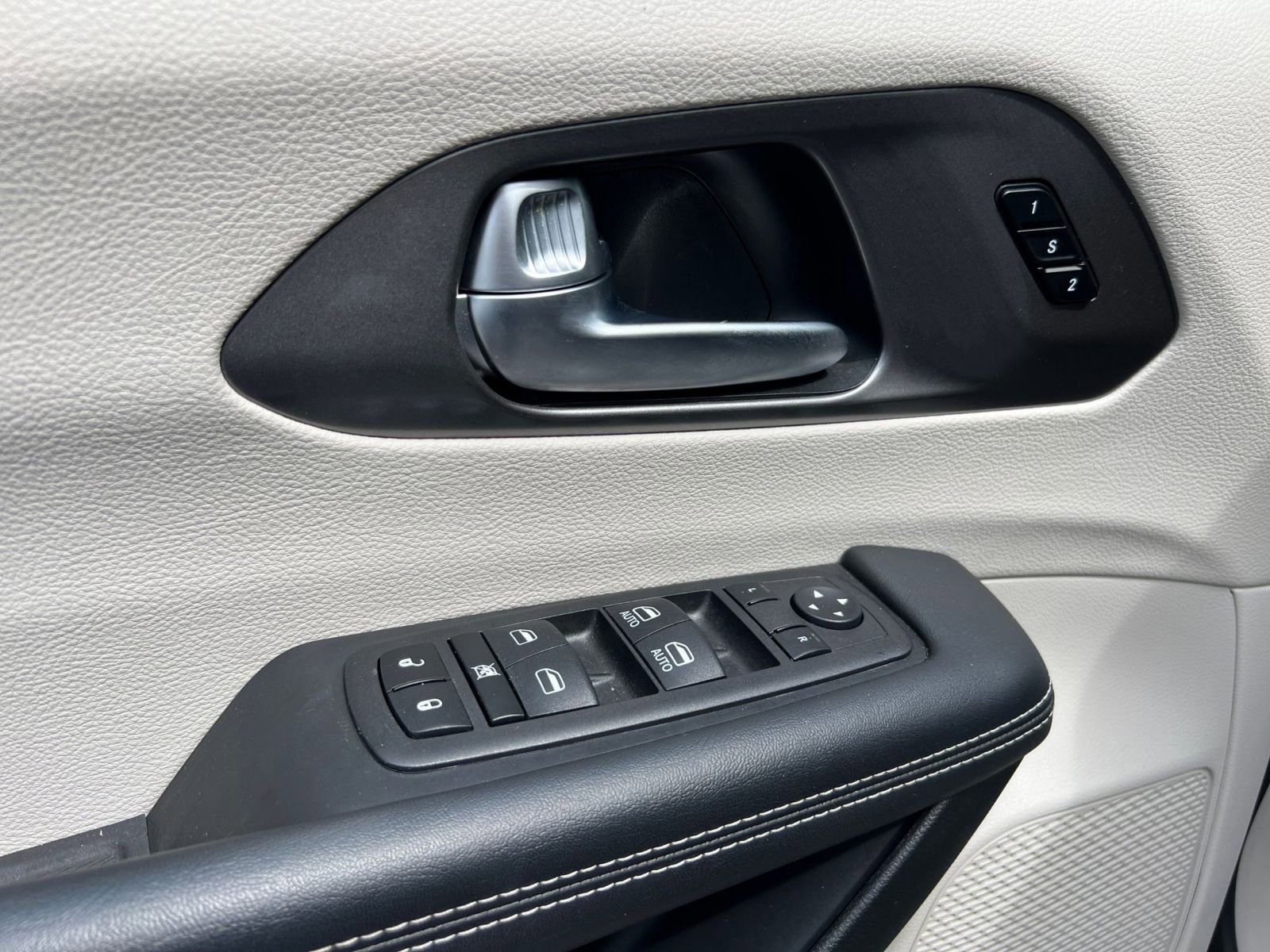 Used 2023 Chrysler Pacifica Touring-L image 22