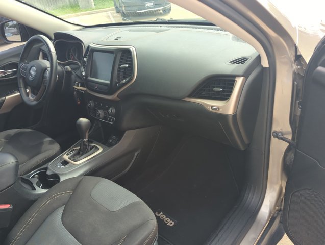 Used 2017 Jeep Cherokee Latitude FWD image 21