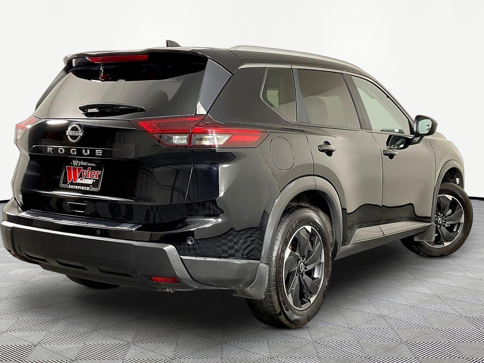 Used 2025 Nissan Rogue SV w/ SV Premium Package FWD image 6