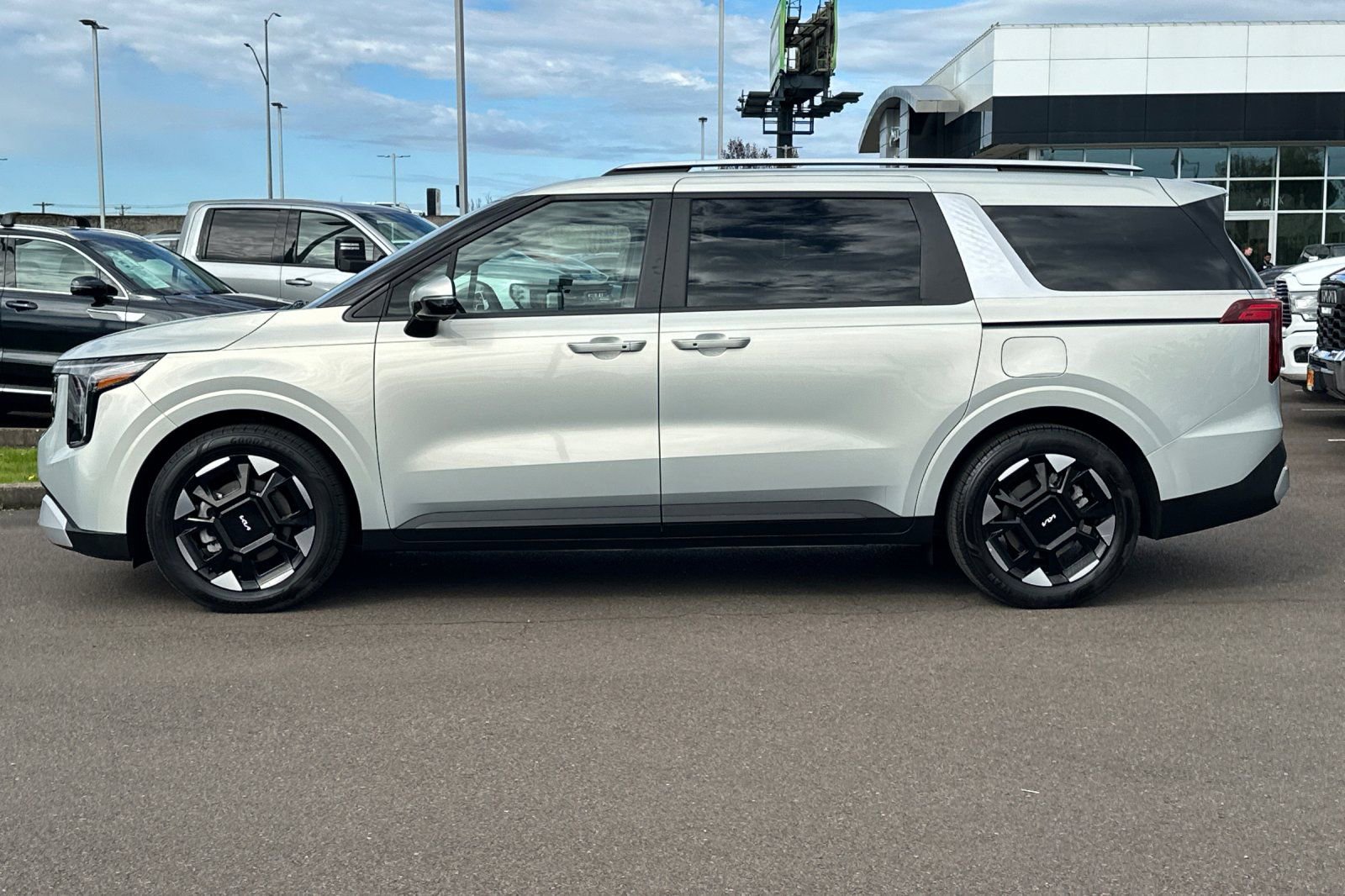 Used 2025 Kia Carnival EX FWD image 7