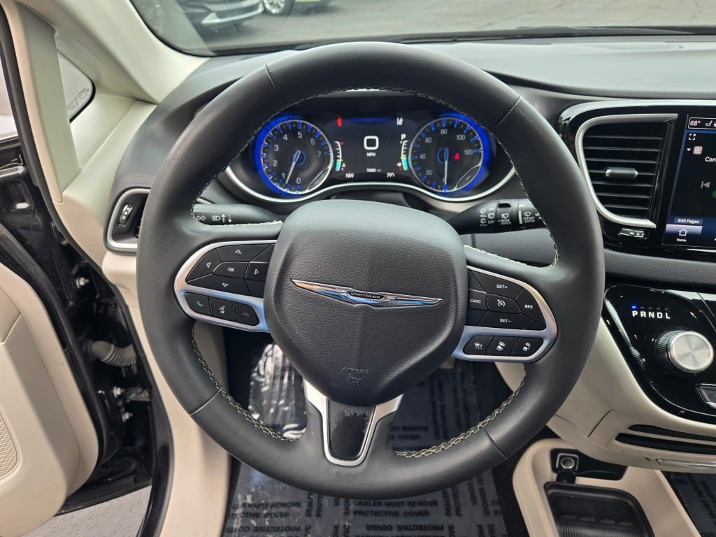 Used 2024 Chrysler Pacifica Touring-L FWD image 33