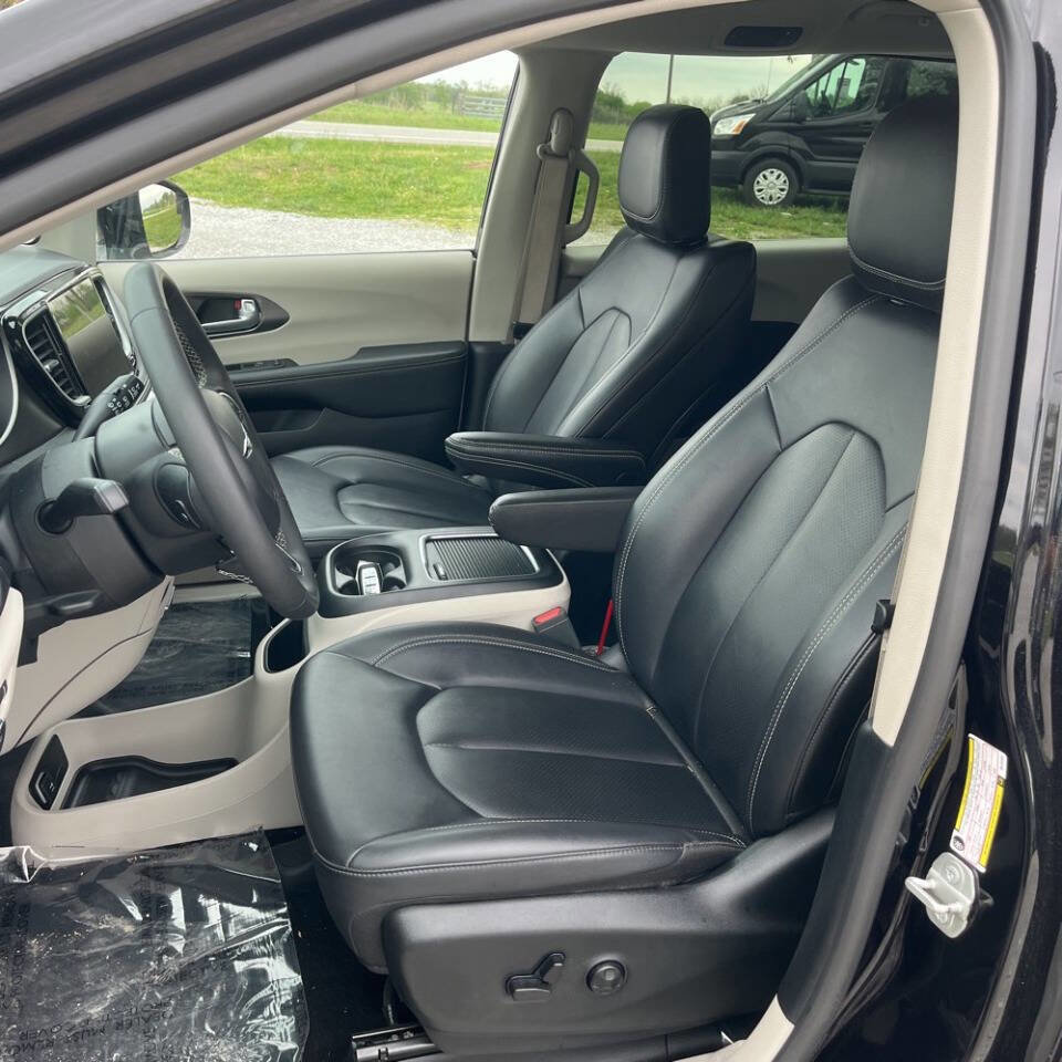 Used 2024 Chrysler Pacifica Limited FWD image 9