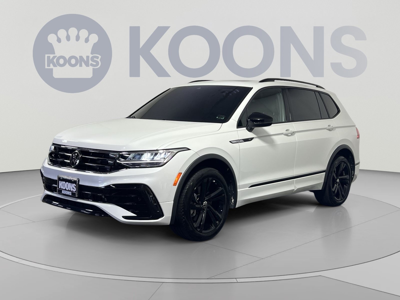 Used 2024 Volkswagen Tiguan SE R-Line FWD image 1