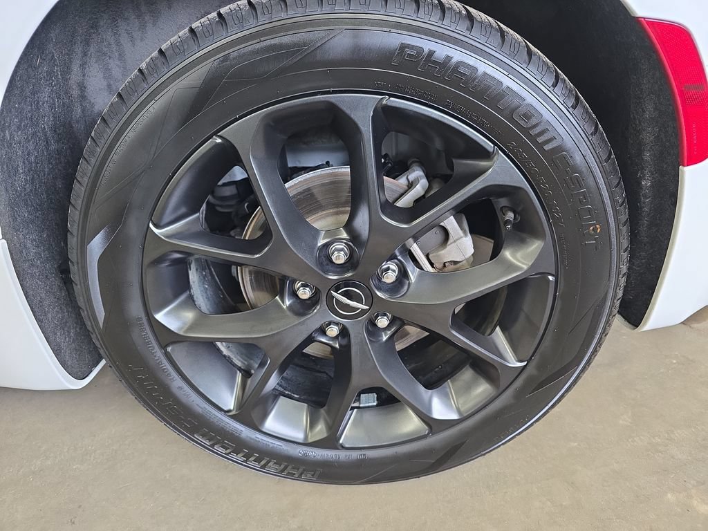 Certified 2025 Chrysler Pacifica Limited FWD image 36