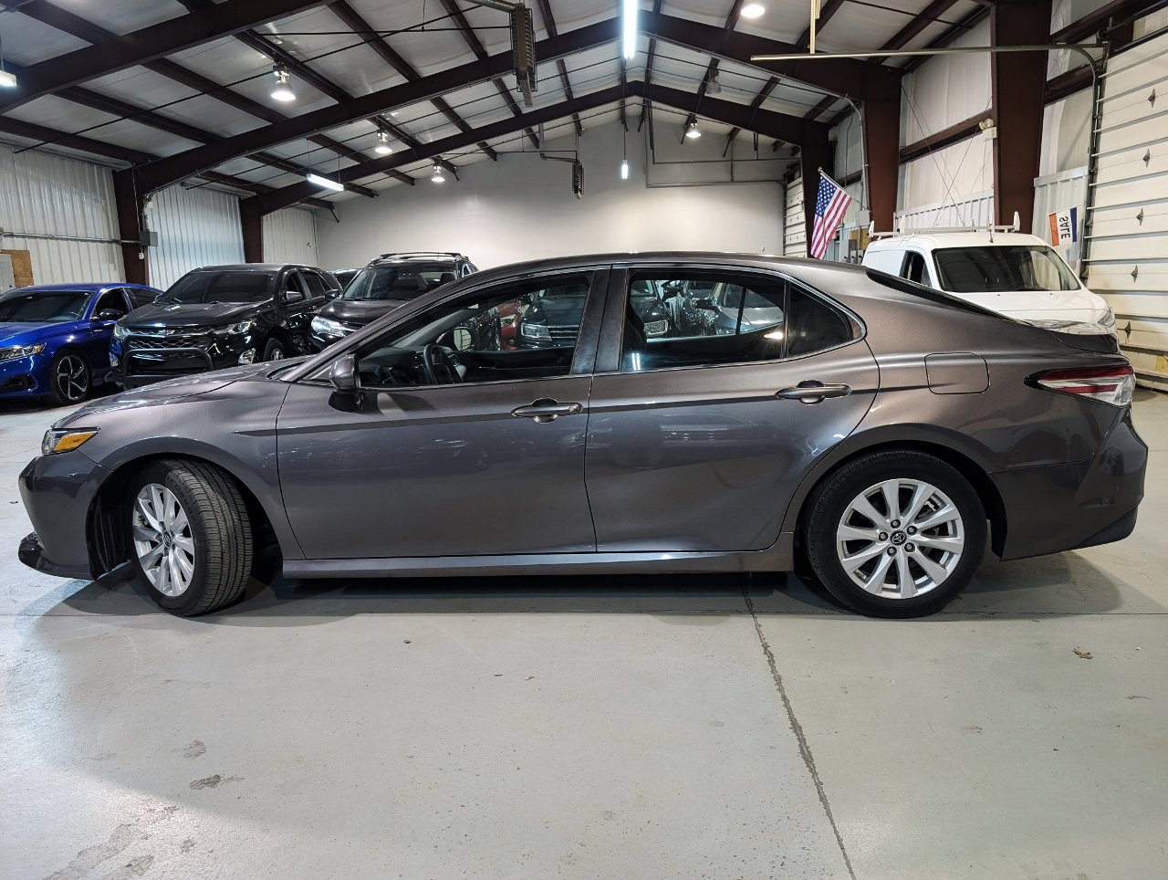 Used 2018 Toyota Camry LE image 4