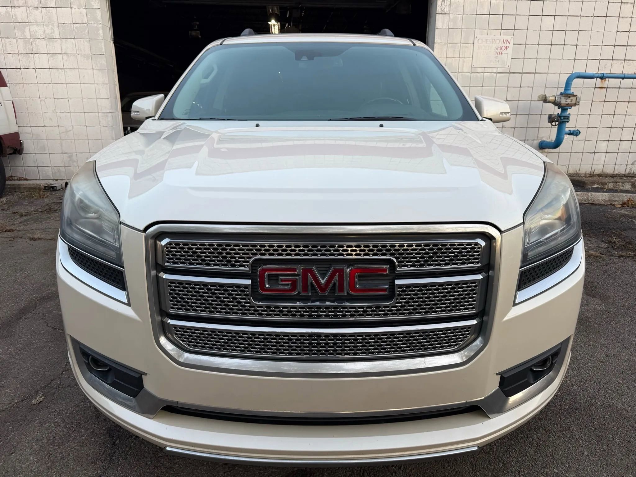 Used 2014 GMC Acadia Denali image 2
