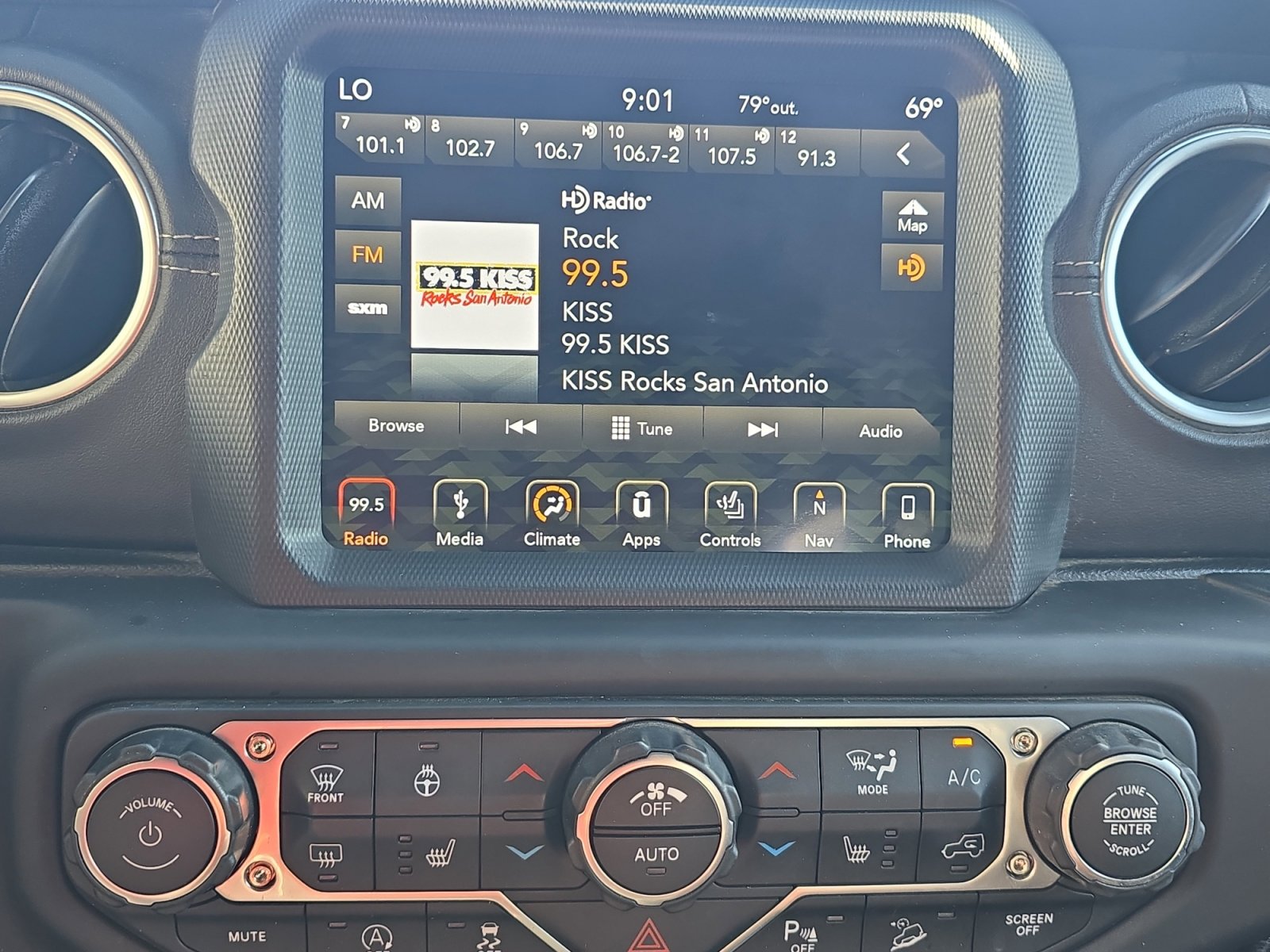 Used 2018 Jeep Wrangler Unlimited Sahara AWD/4WD image 17