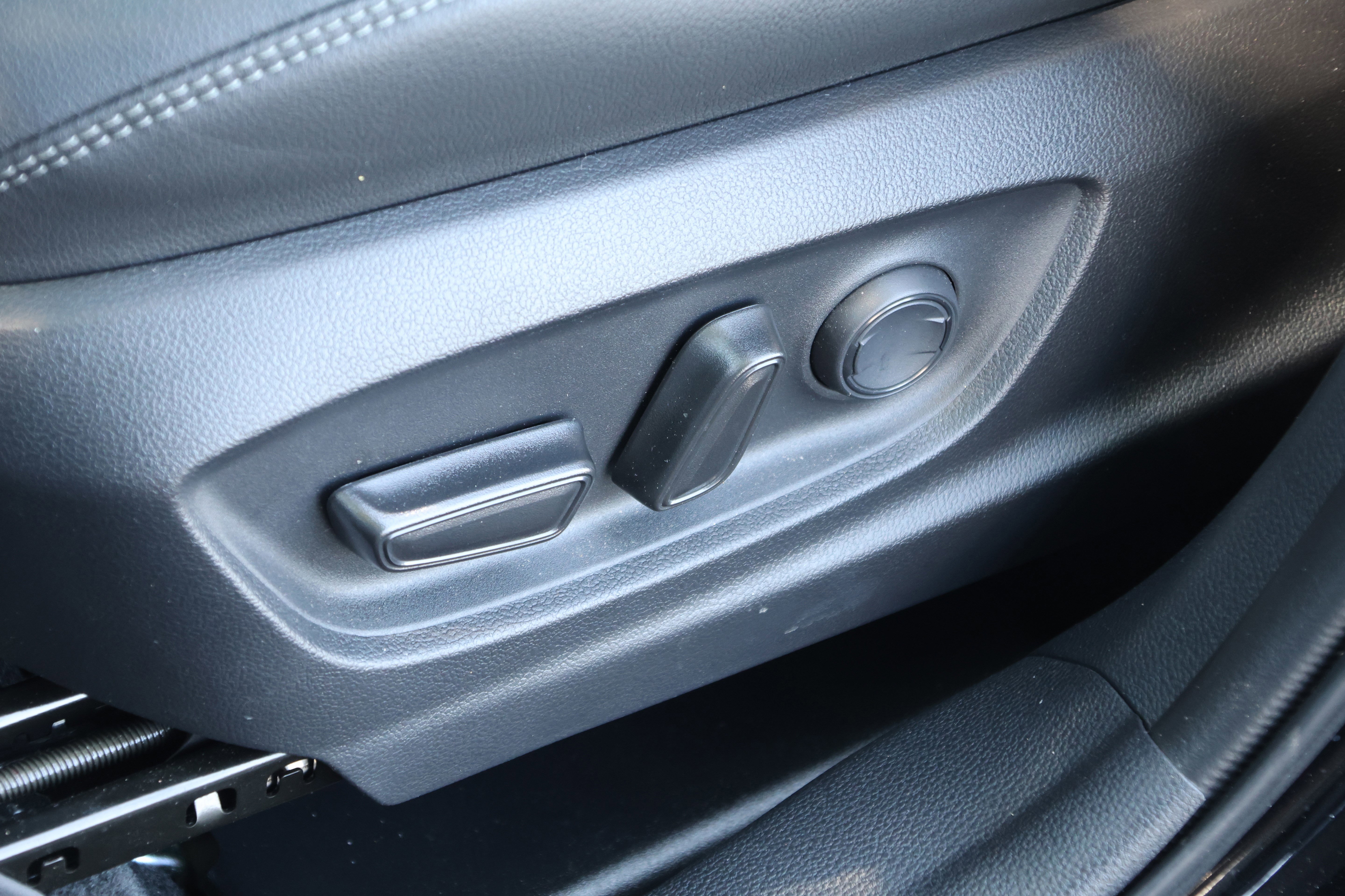 Used 2023 Toyota Corolla Cross XLE w/ Convenience Package AWD/4WD image 31