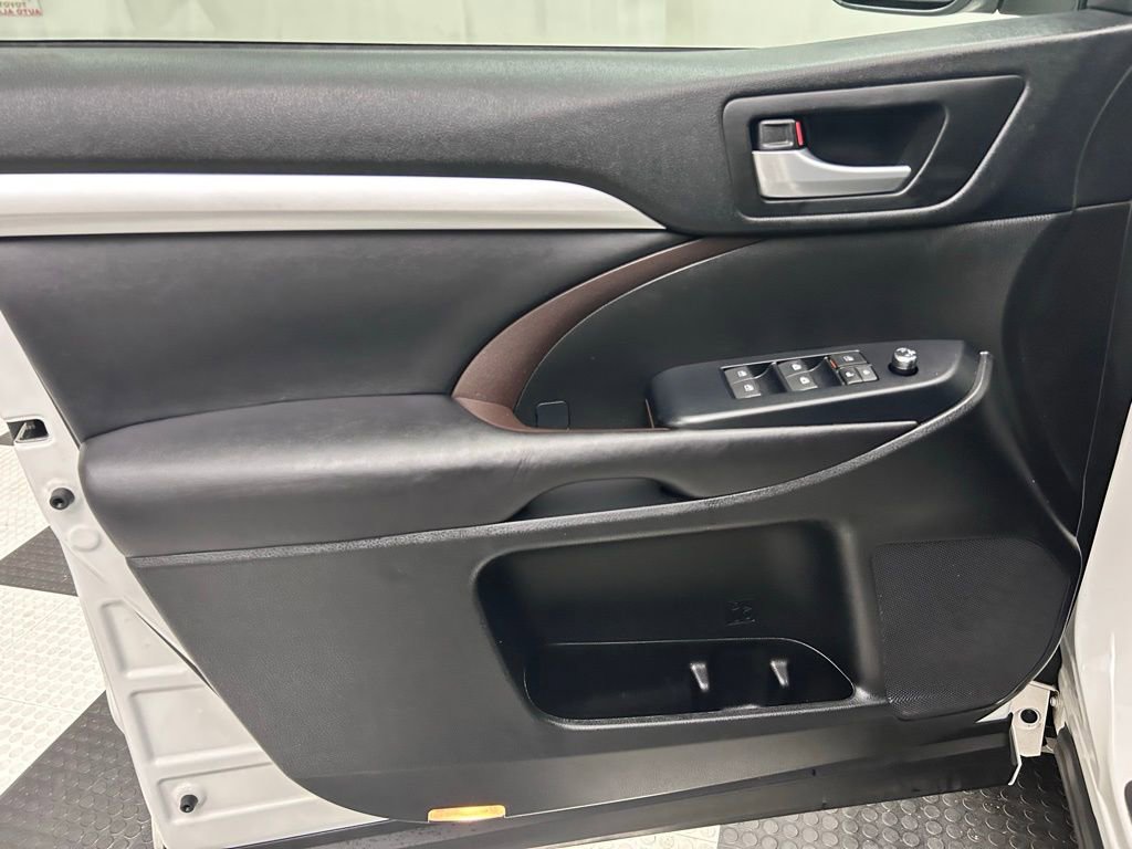 Used 2017 Toyota Highlander XLE image 13