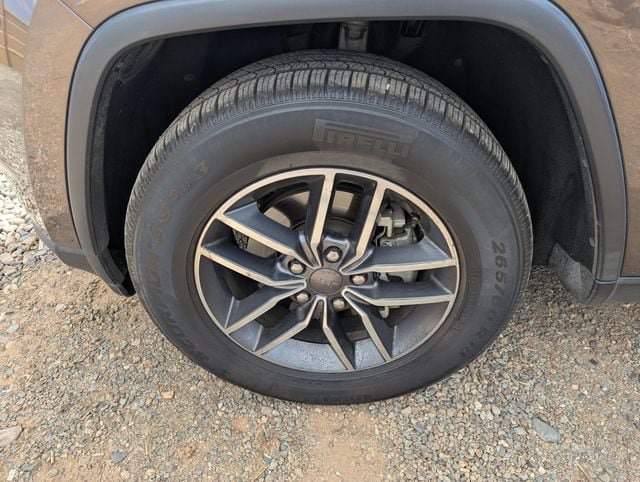 Used 2019 Jeep Grand Cherokee Laredo w/ 18" Wheel & 8.4" Radio Group RWD image 9