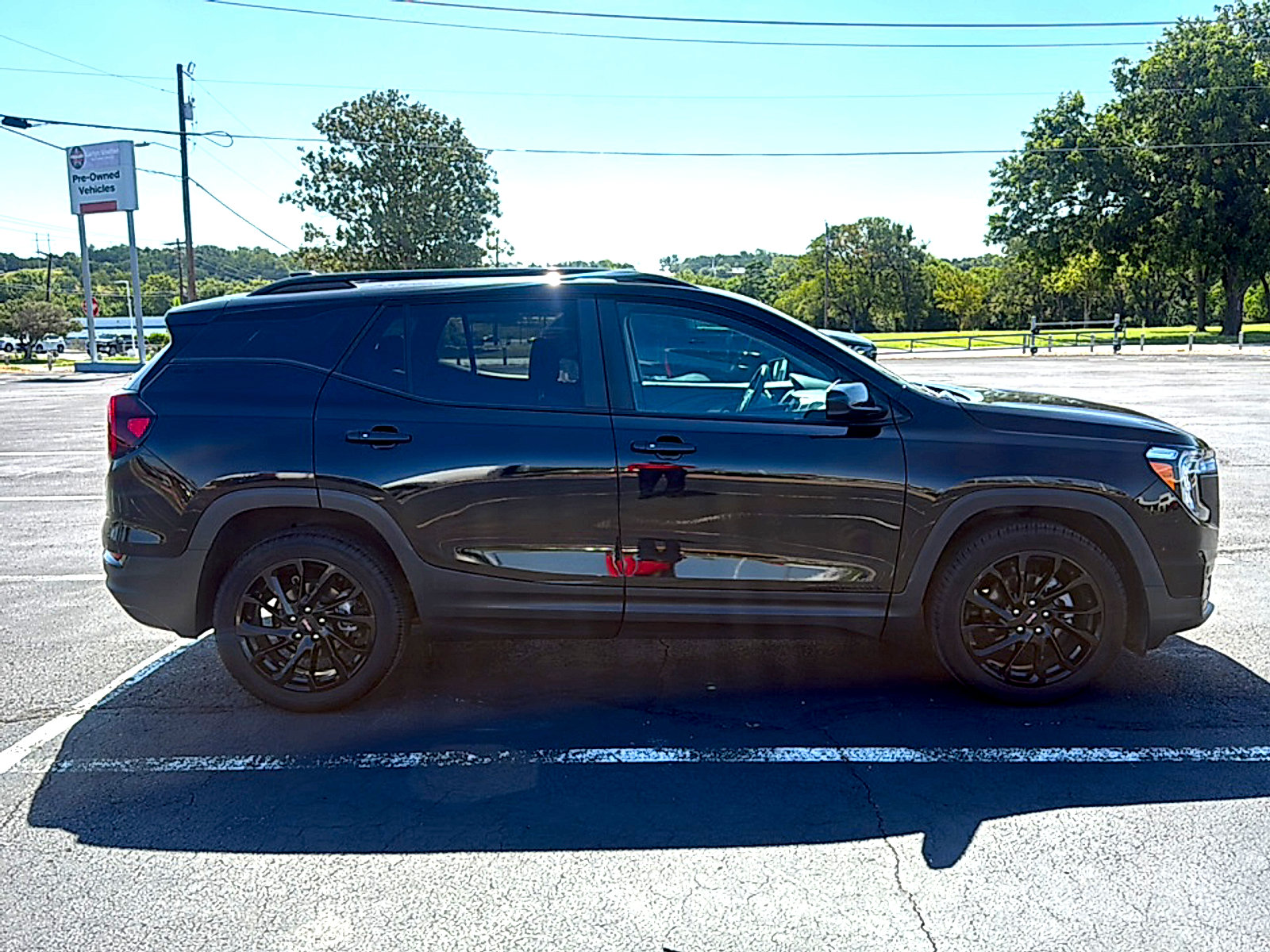 Used 2024 GMC Terrain SLE w/ Driver Convenience Package FWD image 6