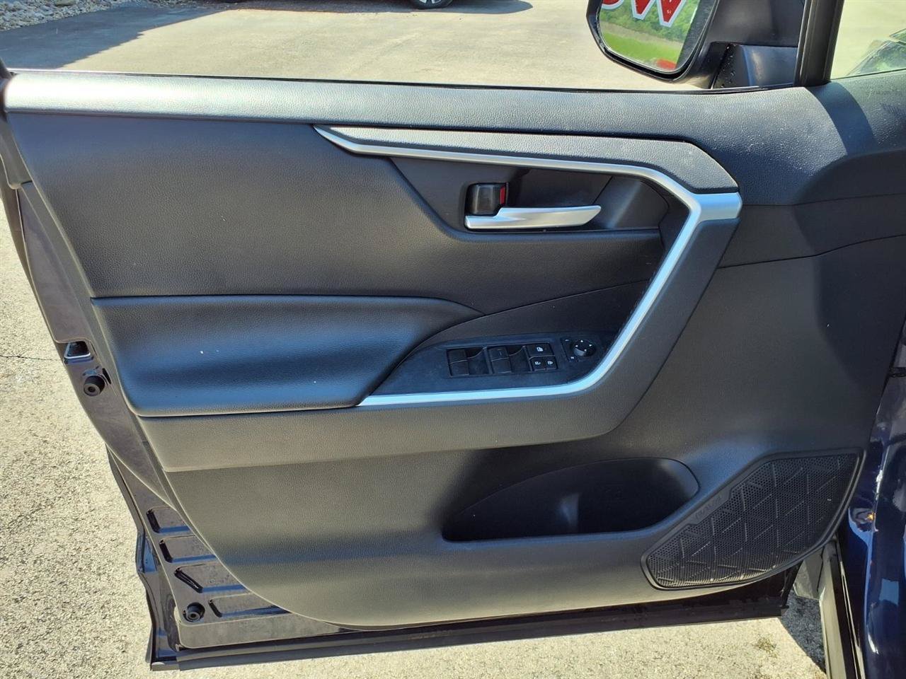Used 2019 Toyota RAV4 XLE w/ Carpet Mat Package AWD/4WD image 7