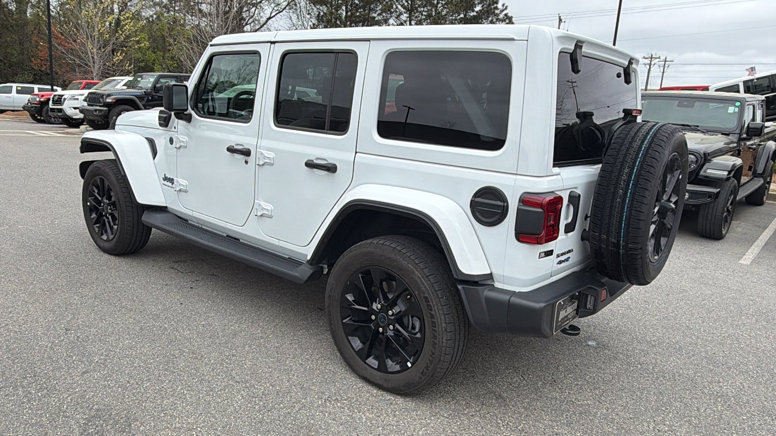 Used 2025 Jeep Wrangler Sahara image 10