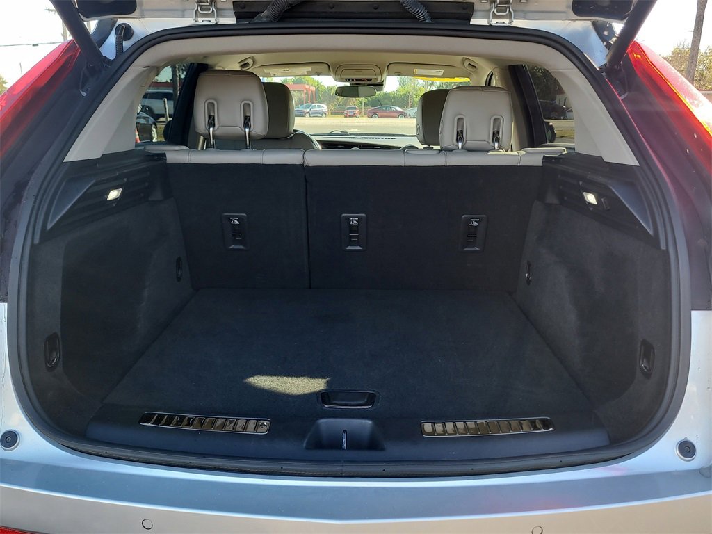Used 2022 Cadillac XT4 Premium Luxury w/ Safety Alert Package image 8