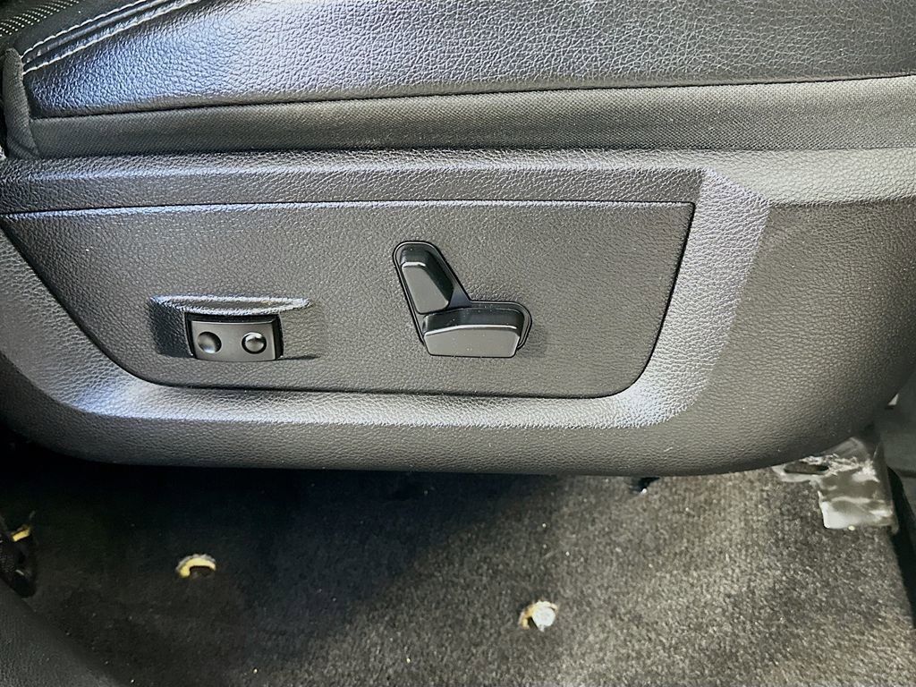 Used 2014 RAM 1500 Laramie RWD image 28