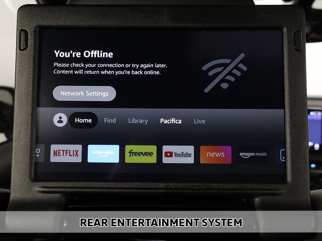 Used 2023 Chrysler Pacifica Limited w/ Uconnect Theater Family Group image 5