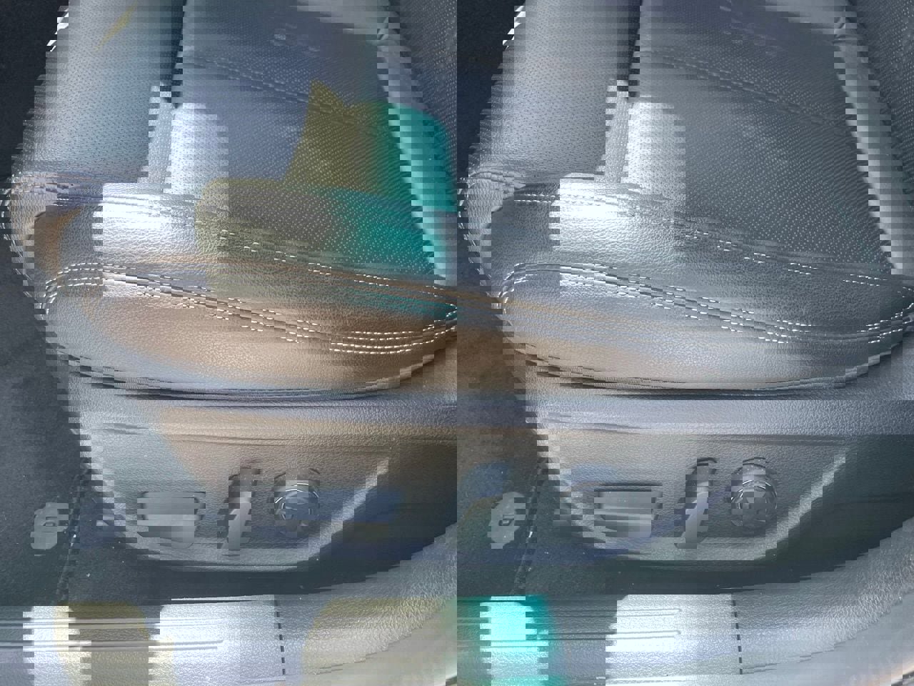 Used 2025 Genesis G70 2.5T image 5