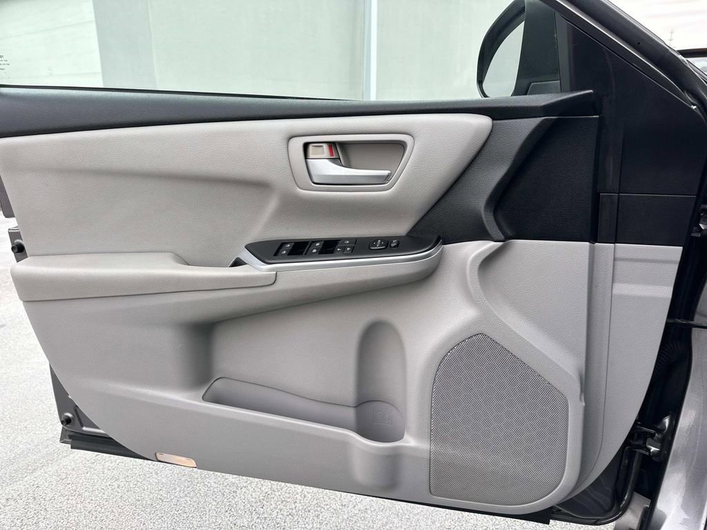 Used 2016 Toyota Camry XLE image 23