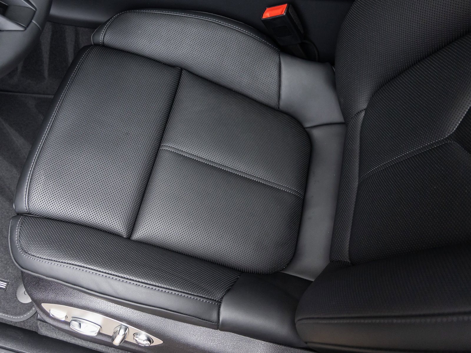 Used 2025 Porsche Macan image 26