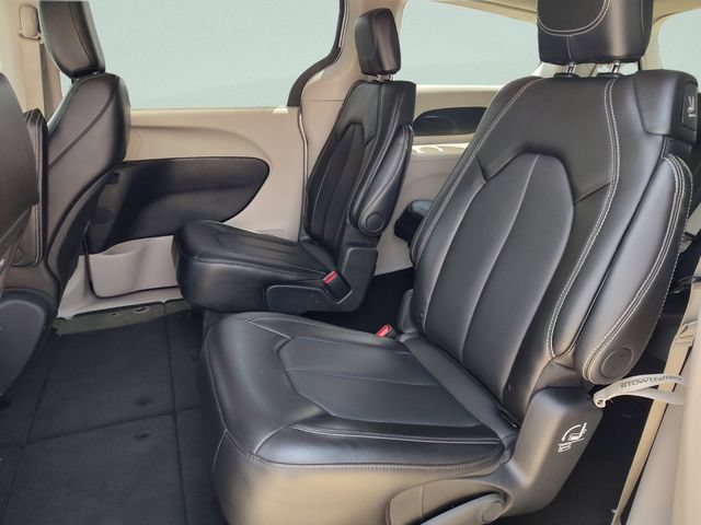 Used 2024 Chrysler Pacifica Touring-L FWD image 17