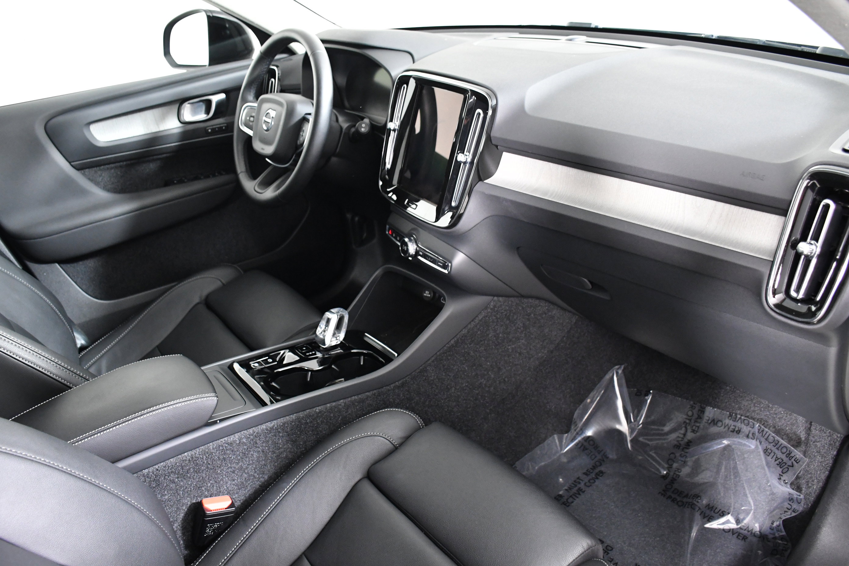 Used 2025 Volvo XC40 B5 Plus image 27