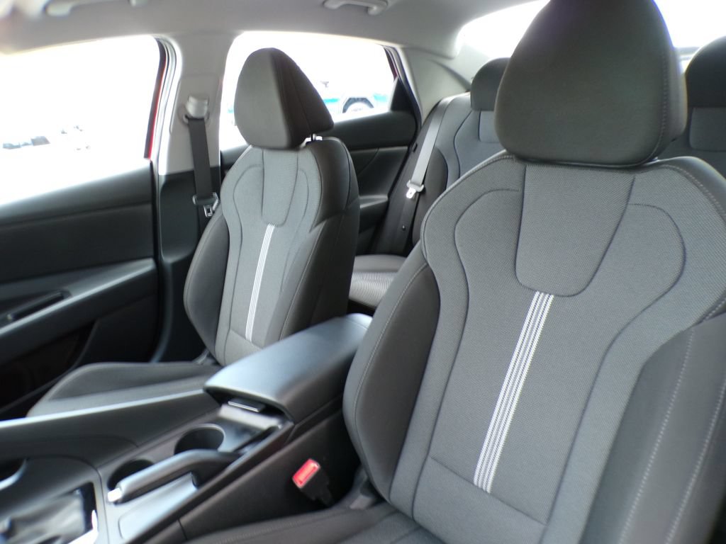 Certified 2025 Hyundai Elantra SE FWD image 11
